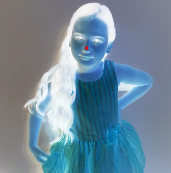 Soficosta19's tweet photo. Look at the red dot for 30 seconds WITHOUT blinking. Then blink and look at the floor, wall, ceiling, etc. (better if it’s white) and see what happens!😆❤️ 
@1NicoBustamante @1Gabbriella https://t.co/sbJNPnLSxc