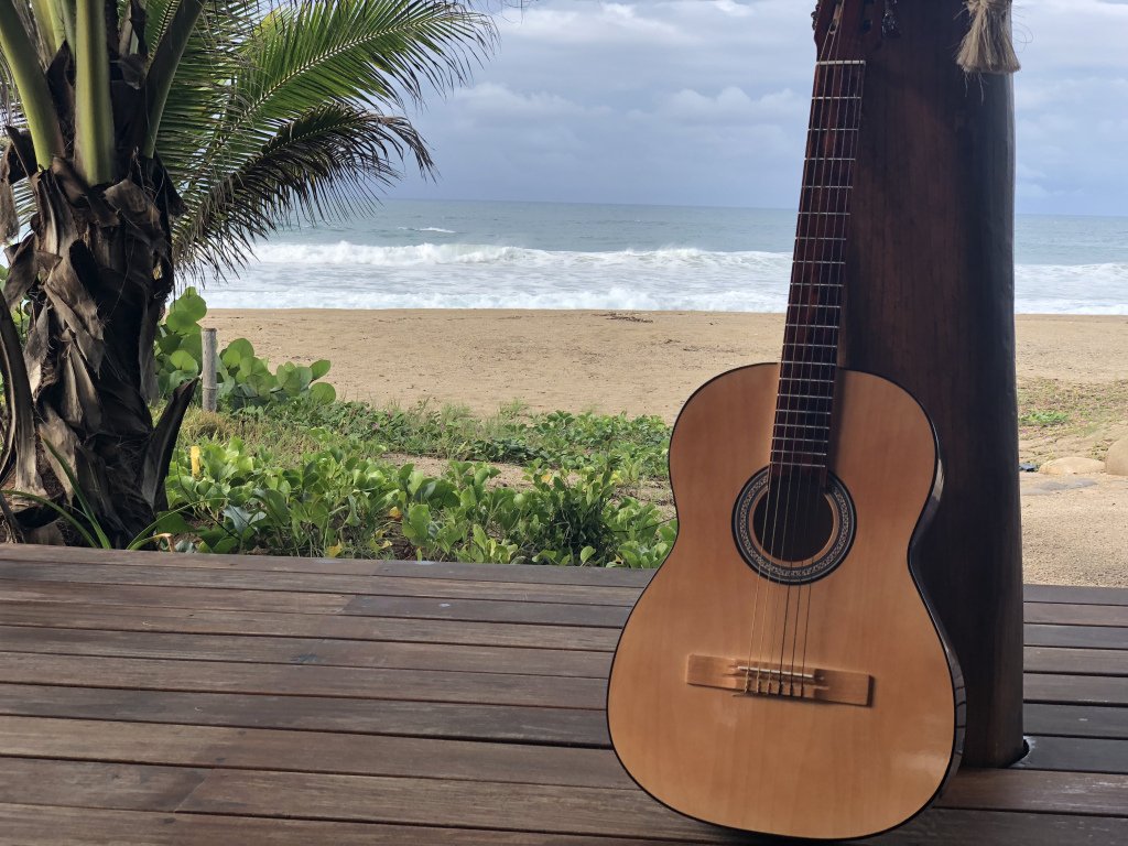 La Guitarra Viva – A Guest Giving Back and Finding a Deeper Connection playaviva.wordpress.com/2019/06/05/la-…