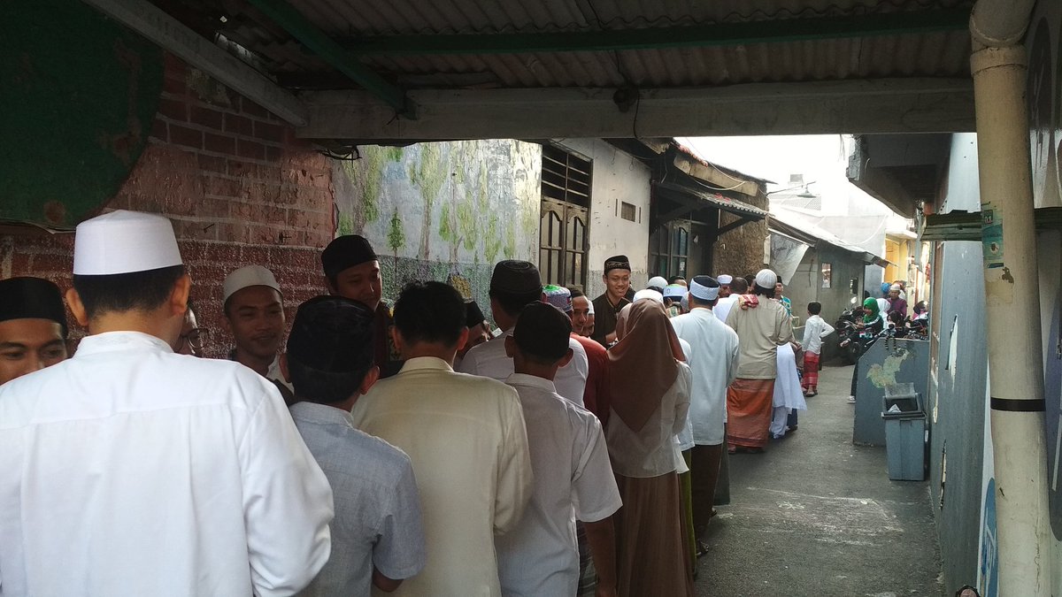 pokdarminggu's tweet photo. @RadioElshinta Sebuah Tradisi yg tidak pernah ditinggalkan oleh Warga RW 03 Pejaten Barat selepas Sholat Idul Fitri https://t.co/ziltPsv59o