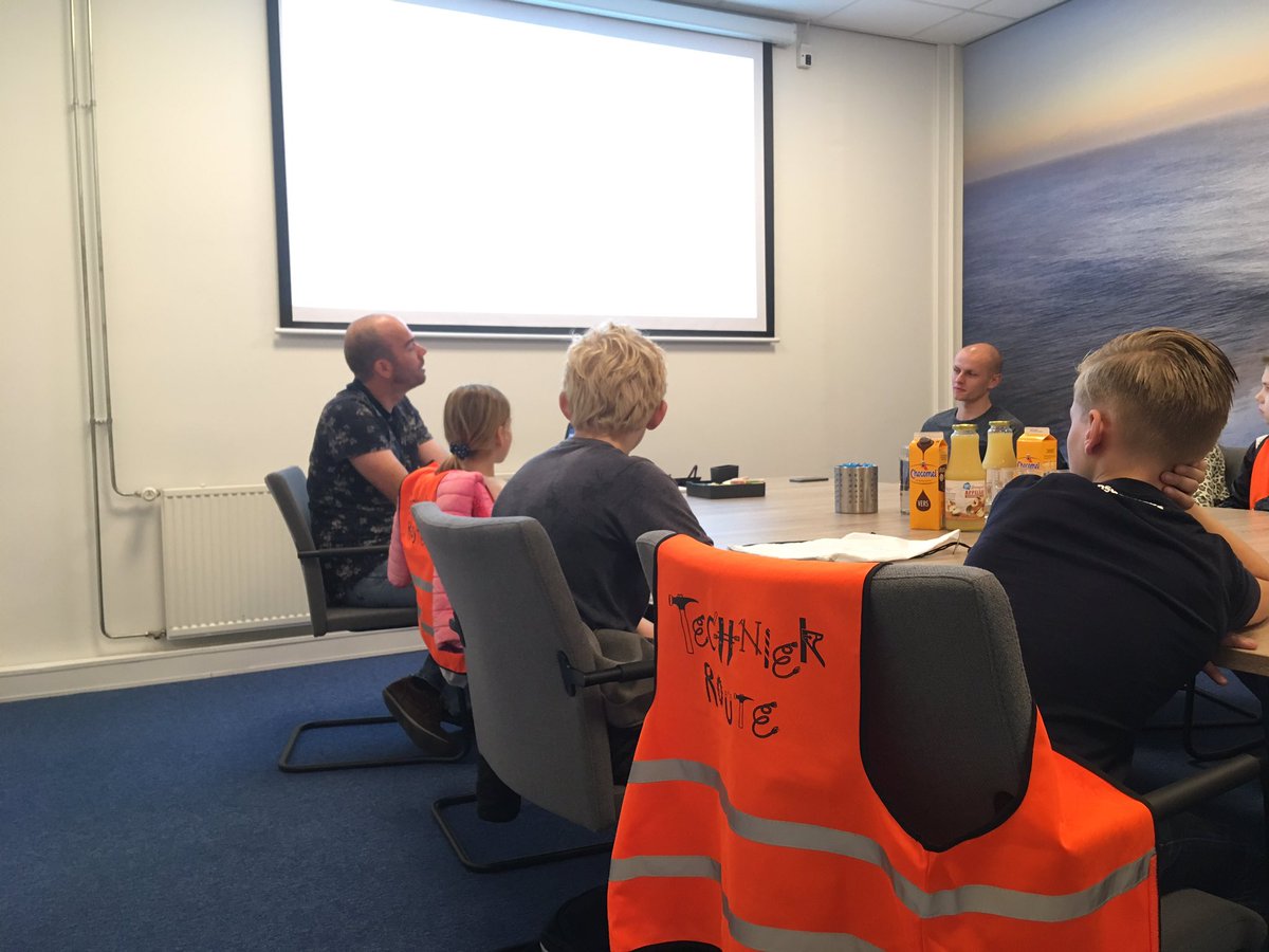 MSA_Service's tweet photo. De allereerste #techniekroute in @GemHG is begonnen! Leerlingen groep 7 maken kennis met de technische wereld van MSA-Service https://t.co/RMAzhPENPI