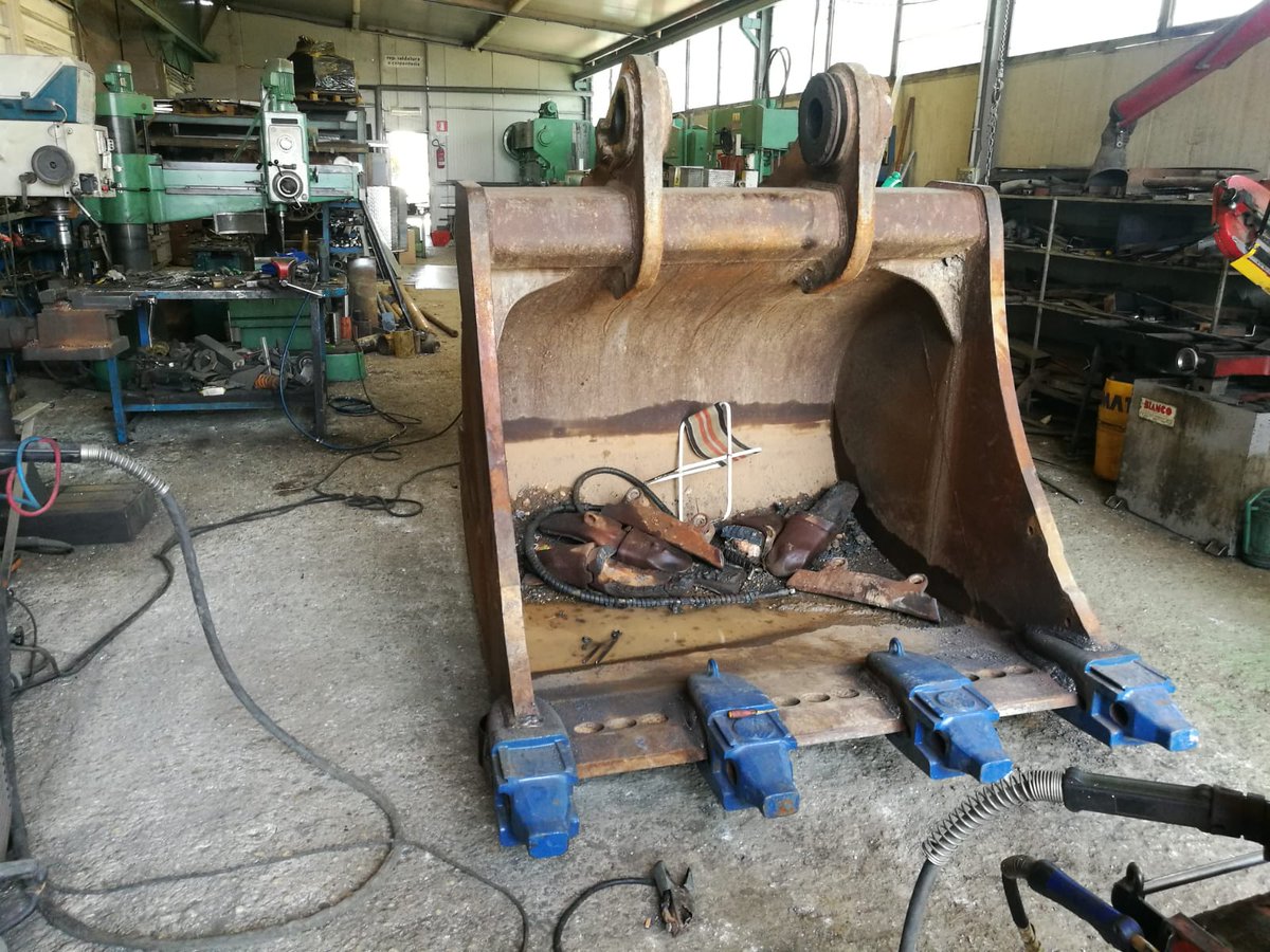 GlobalPartssrl's tweet photo. Ricondizionamento #benna di un @CGT_Caterpillar 345 con #denti @Feurst_Safe #Turnkey TKN13 presso nostro cliente in #cava di #basalto

Info su https://t.co/cJ8FuqpGGr

#mmt #escavatore #usura #capsule https://t.co/Fm8aeJWHGq