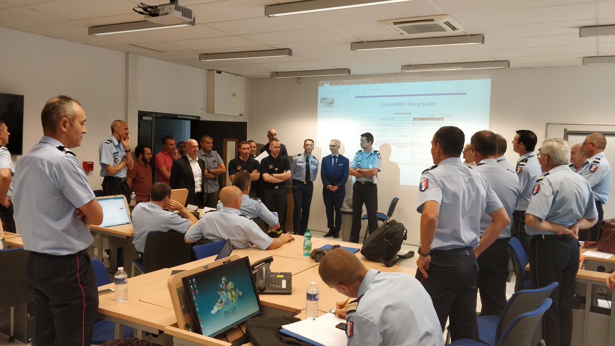 Mise en place des ateliers de simulation immersifs dans un contexte international pour les #ÉlèvesColonels 2018 <a href="/ENSOSP/">Ensosp</a> #ForCrise. Une équipe d'animation à la hauteur des enjeux !