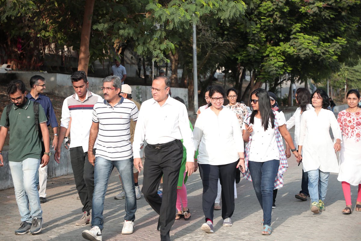OfficialUtsavU's tweet photo. On World Environment Day planted 100 saplings w/ cooperation of city Mayor Shri @DrJagdishSurat &amp; discussed further plans for healthy river and green ovara belt.
Team #LoveTapiCareTapi 

Lined up a plan to care all the tender plants until they become independent.
#EnvironmentDay https://t.co/Uzs4qDLzJC