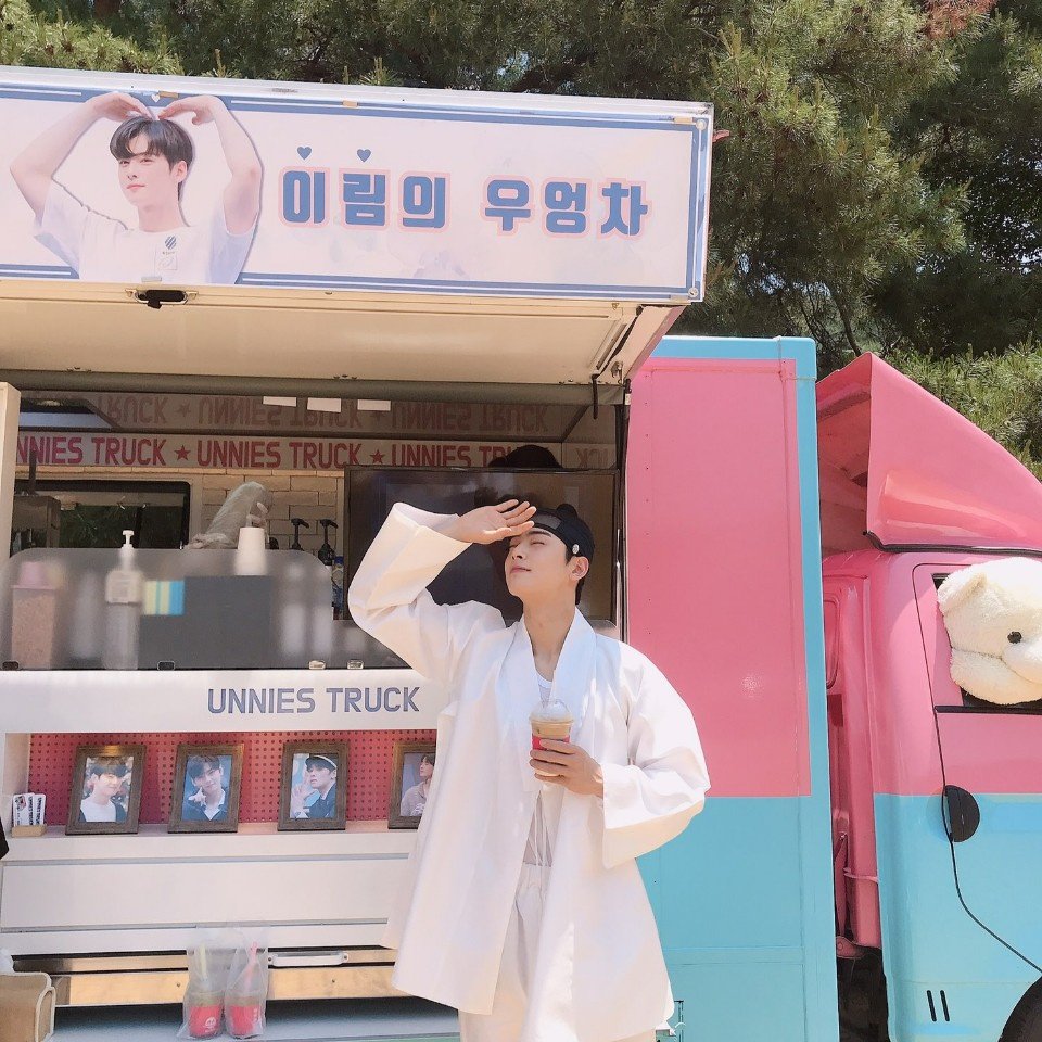 offclASTRO's tweet photo. 엄청엄청 더운 오늘도 아로하 덕분에><
잘 마셨어요😊😊😊
고마워요🤗 
#이림 #차이링 #이림수호 #로하수호 https://t.co/wjB87QztMc