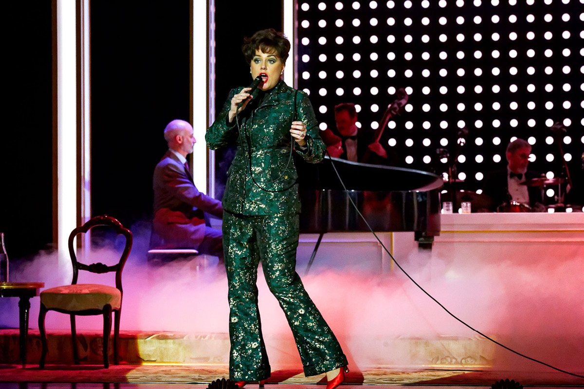 LimelightArtsAu's tweet image. ★★★★★ End of the Rainbow: Helen Dallimore delivers the gold at end of the rainbow, writes Gordon Forester bit.ly/2JX5laC