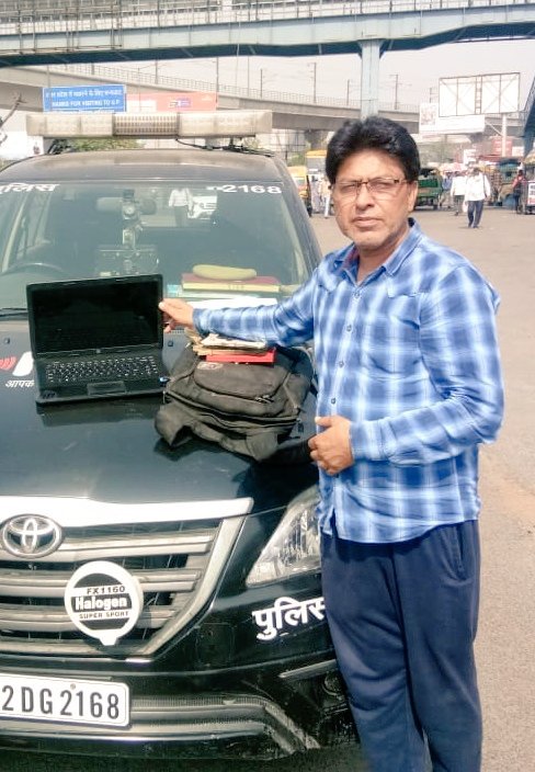 112UttarPradesh's tweet photo. #गाज़ियाबाद:- जनपद गौतमबुद्ध नगर से तान्या ने 100 नं0 डॉयल कर... मैं बरेली से नोएडा उतरी हूँ, मेरा बैग बस में छूट गया है जिसमे लैपटॉप व जरूरी डॉक्यूमेंटस है, #PRV2168 ने त्वरित करवाई करते हुए कौशाम्बी बस डिपो के पास बस को रुकवा बैग बरामद कर सुरक्षित कॉलर के पिता को सुपुर्द किया! https://t.co/aYkpb9hzGN