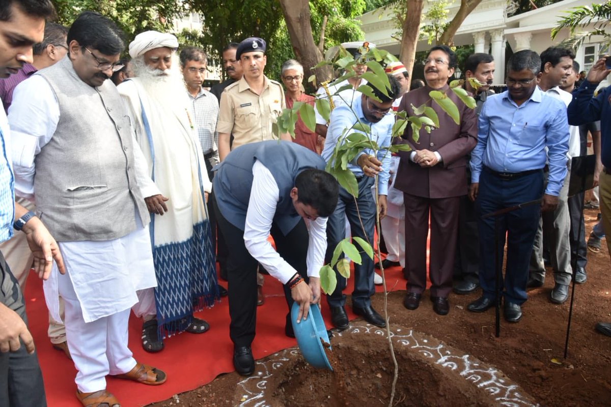 Dev_Fadnavis's tweet photo. Planted a sapling at RajBhavan, Mumbai with Hon Governor C. Vidyasagarji Rao, Sadguru Jaggi Vasudev ji and Sudhirbhau Mungantiwar ji on #WorldEnvironmentDay , an initiative of Nanasaheb Dharmadhikari Pratishthan ! https://t.co/G237vP21uF
