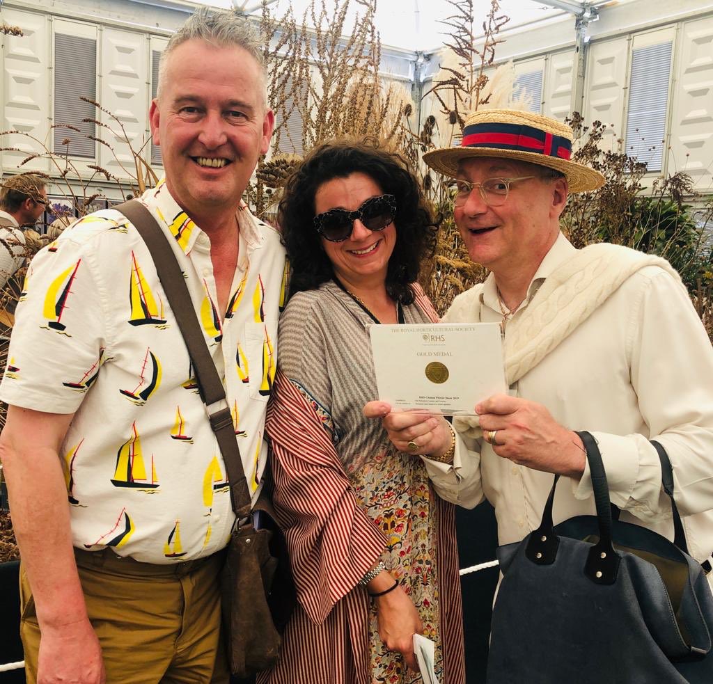 salutationhotel's tweet photo. #flashback to winning our Gold at #rhschelseaflowershow a couple of weeks ago for our seed head display. Need a photograph of @stevenedney4 in front of it!!! And not just one of his back! He was back in the @salutationhotel gardens on the Sunday after the strike... https://t.co/ITqiQ8B1vn