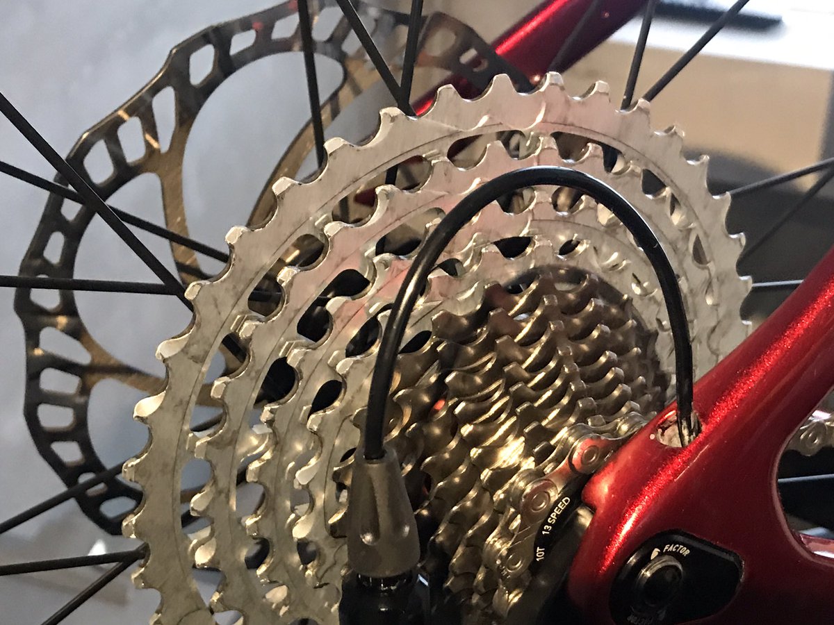 1stbike's tweet photo. 会場に入ると端っこの方にファクターを発見。
おお、ダイアテック取り扱いになったエンヴィ早速履いとるやんと思ったらコンポが話題のやった。
#rotor
#rotorcomponents
#ローター
#ダイアテック展示会 https://t.co/bhwdhNKNQ4