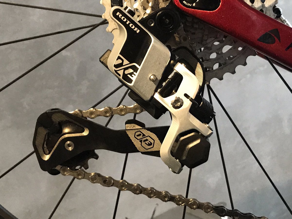 1stbike's tweet photo. 会場に入ると端っこの方にファクターを発見。
おお、ダイアテック取り扱いになったエンヴィ早速履いとるやんと思ったらコンポが話題のやった。
#rotor
#rotorcomponents
#ローター
#ダイアテック展示会 https://t.co/bhwdhNKNQ4