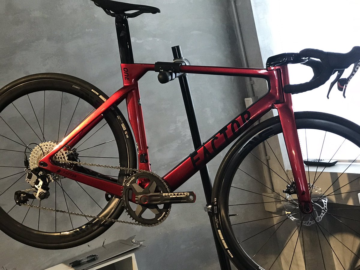 1stbike's tweet photo. 会場に入ると端っこの方にファクターを発見。
おお、ダイアテック取り扱いになったエンヴィ早速履いとるやんと思ったらコンポが話題のやった。
#rotor
#rotorcomponents
#ローター
#ダイアテック展示会 https://t.co/bhwdhNKNQ4