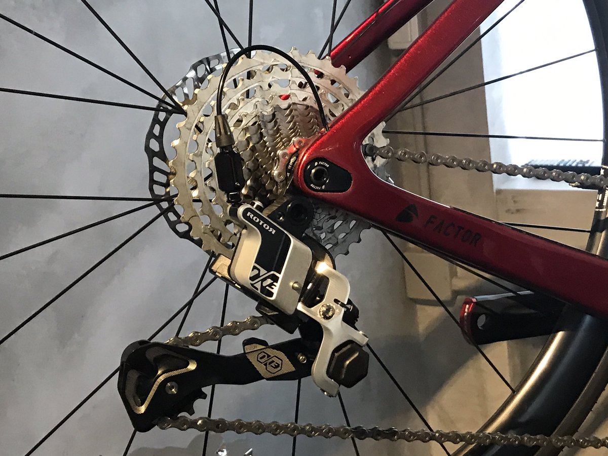 1stbike's tweet photo. 会場に入ると端っこの方にファクターを発見。
おお、ダイアテック取り扱いになったエンヴィ早速履いとるやんと思ったらコンポが話題のやった。
#rotor
#rotorcomponents
#ローター
#ダイアテック展示会 https://t.co/bhwdhNKNQ4