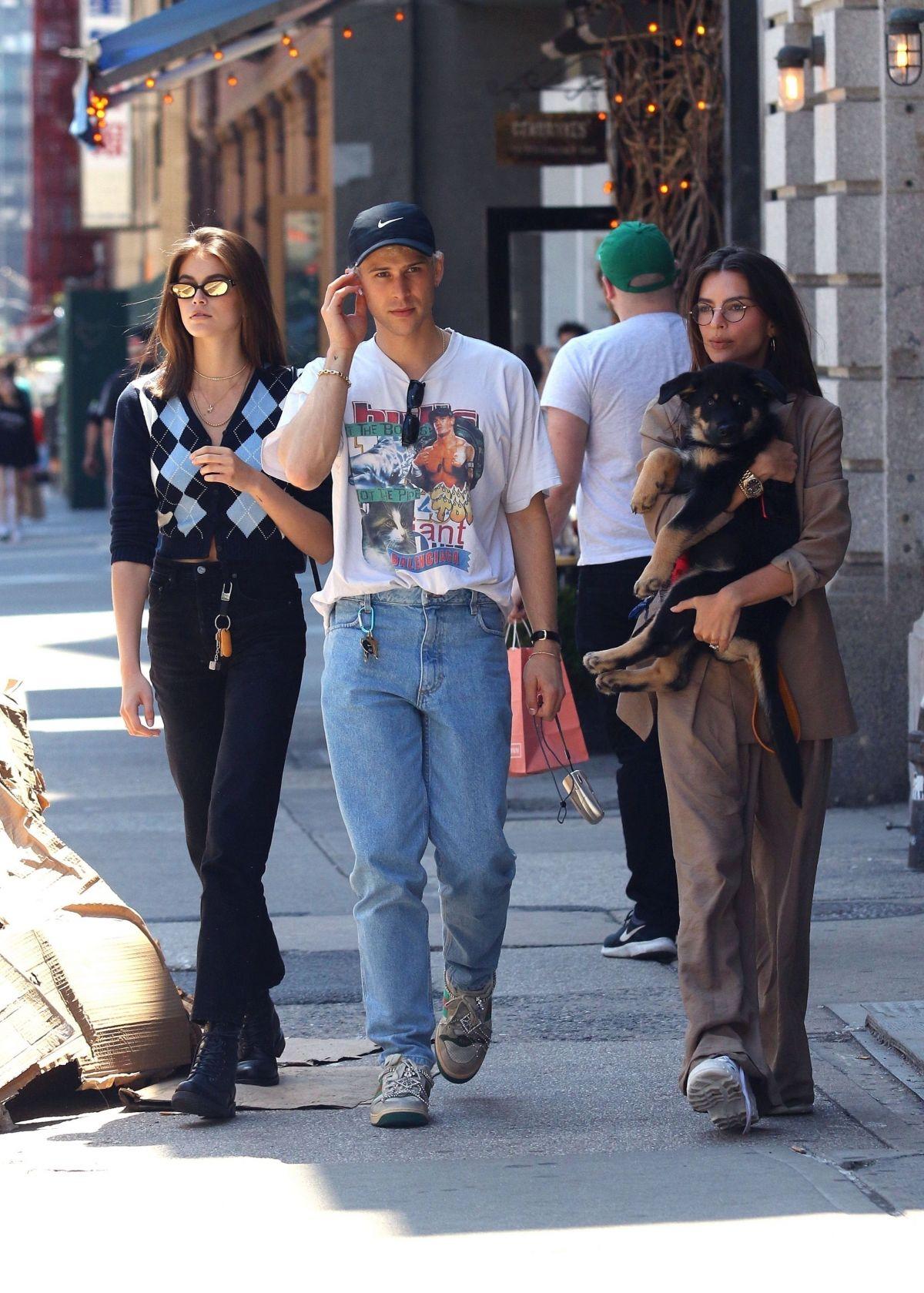 モモ 海外コスメ セレブ情報 Nocs お出かけ中のカイア ガーバー Kaia Gerber トミー ドーフマン Tommy Dorfman エミリー ラタコウスキー Emily Ratajkowski をnyでキャッチ T Co Bqbav1r170 Twitter