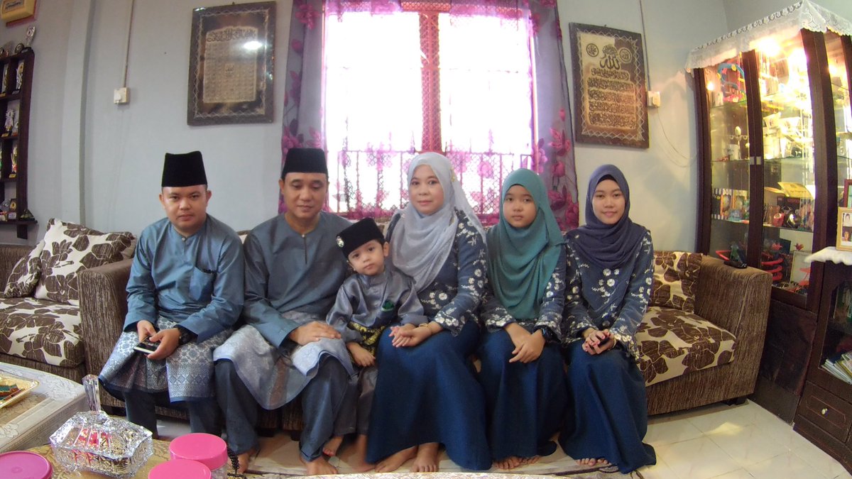 ZainolAli's tweet photo. Selamat Hari Raya Aidilfitri🎉
Maaf Zahir dan Batin🙏🏻 https://t.co/WjTrkIIogC