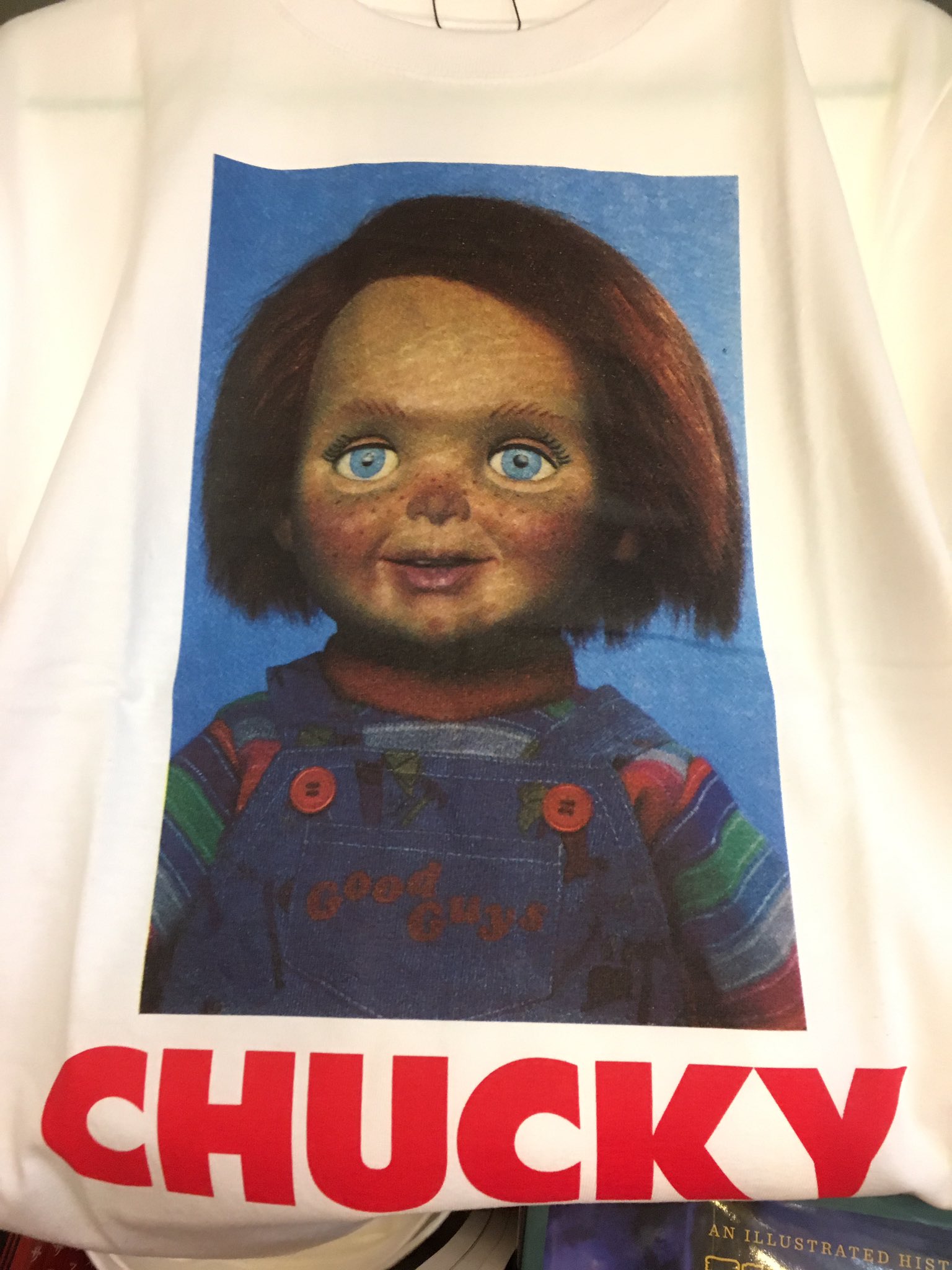 ヴィレッジヴァンガード下北沢 チャッキーのtシャツやiphoneケースが入荷 今年の夏 トイストーリーと同日公開の チャイルドプレイ新作 話題のポスターで餌食になってるトイストーリーのキャラたちも一緒に T Co Umcsuh4zom Twitter