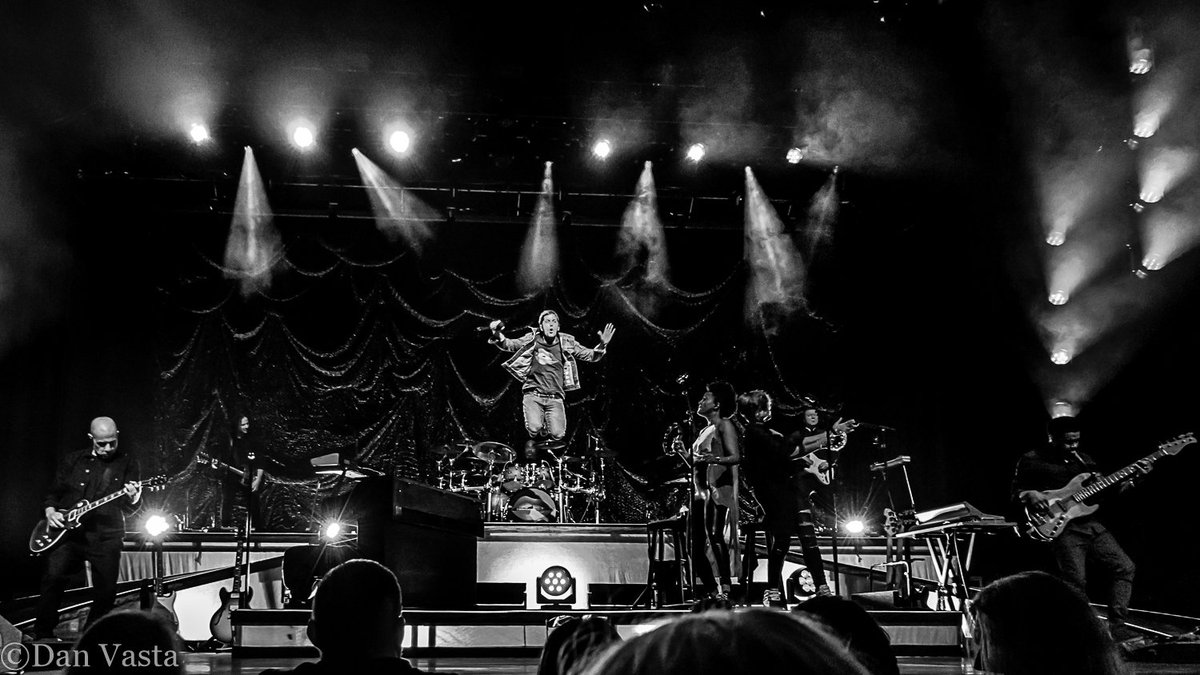 79Aspen's tweet photo. Air Rob & the band killin' it in Cincinnati! Thanks to Rob's hangtime I got everyone in the shot๐ #MzDiamondneedstorejointwitter โฅ๏ธ#ChipToothTour #ChipToothSmile #RobThomas #AirRob #JumpShot #cinncinnati #VastaTour2019 https://t.co/j8qcxIjw4Y