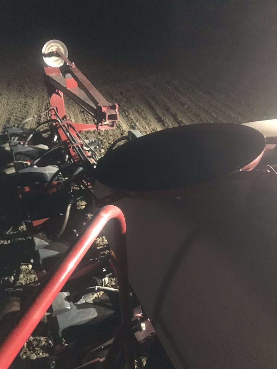 CBowlingAg's tweet photo. No matter the time or situation, @GldnHarvest Seed Advisors are Rooted In Genetics, Agronomy and SERVICE! Late night deliveries to the planter in the field to keep it rolling before the next round of 🌧 showers! Keep pushing.... #SleepsOverrated https://t.co/q3LYxzVl8z