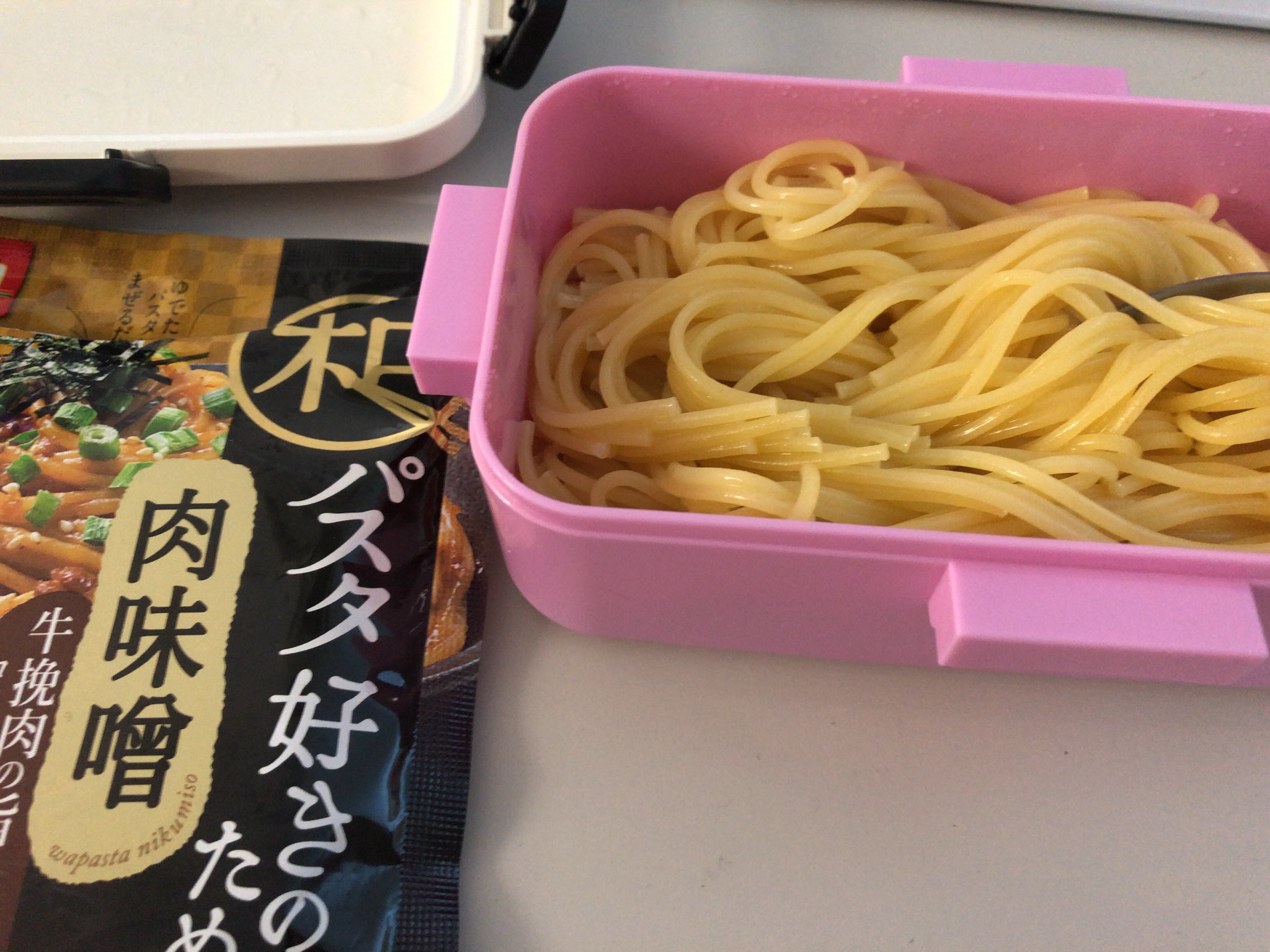 ジオック技研 お弁当作るのが面倒な中の人 最近は 乾麺のパスタを弁当容器に入れ 麺がヒタヒタになるくらいの水と少量の塩 オリーブオイルを入れた状態で出社 お昼に水であらかた戻った麺をレンジで4分くらいあっためて あえるパスタソースかけて