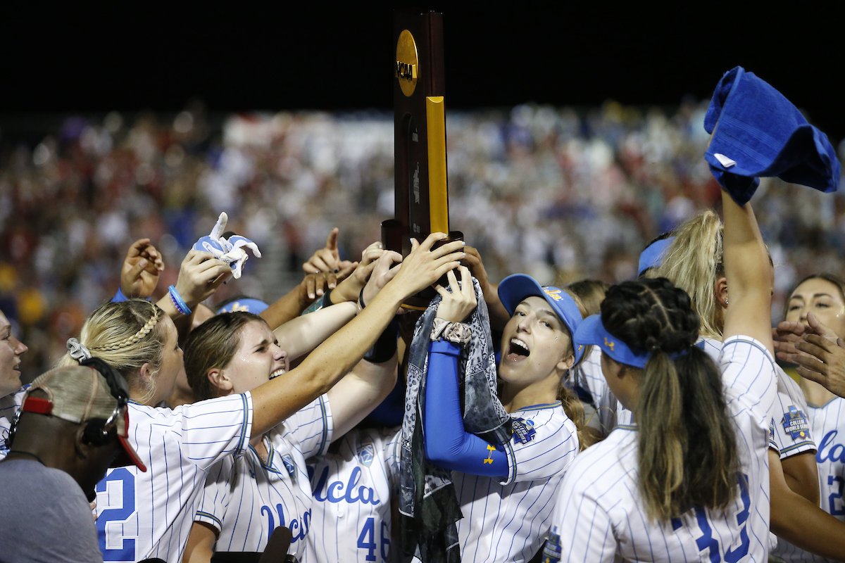 The moment 📸

#WCWS | <a href="/UCLASoftball/">UCLA Softball</a>