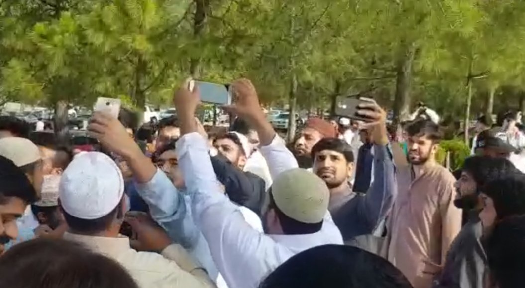SJamshed2's tweet photo. عید الفطر مبار�� - فیصل جاوید فیصل مسجد میں لوگوں سے عید ملتے ہوئے

@FaisalJavedKhan #EidMubarak https://t.co/7QNL4CPUh7