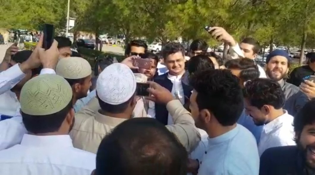 SJamshed2's tweet photo. عید الفطر مبار�� - فیصل جاوید فیصل مسجد میں لوگوں سے عید ملتے ہوئے

@FaisalJavedKhan #EidMubarak https://t.co/7QNL4CPUh7