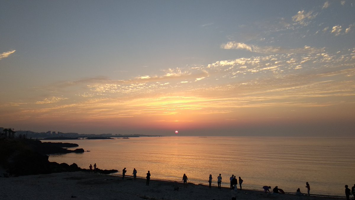 sql2012's tweet image. 요 며칠 일몰을 보러 매일 나가는데 전에는 안보이던(내가 보지 못했을수도) 버스킹 하는 사람들이 종종 보인다. 해변의 운치가 더해진다.