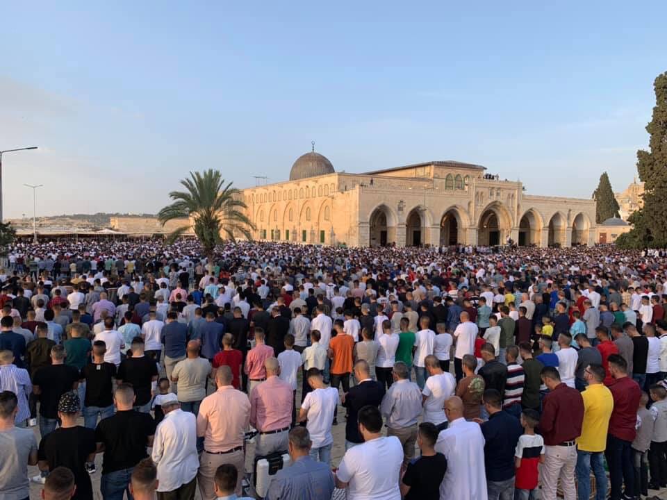 مئات الالاف اليوم فى صلاه العيد فى باحات المسجد الاقصى .. اللهم ارزقنا صلاه به عند تحريرة