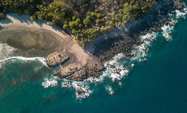 Costa Rica - we love the many stunning beaches you have to offer 🏝
.
.
.
#einmalrundum #travel #homeiswhereyouparkit #roadtrip #travelgram #instatravel #aerialshot #wildernessculture #beautifuldestinations #photography #beach #landscapephotography #a… bit.ly/31c7F2X