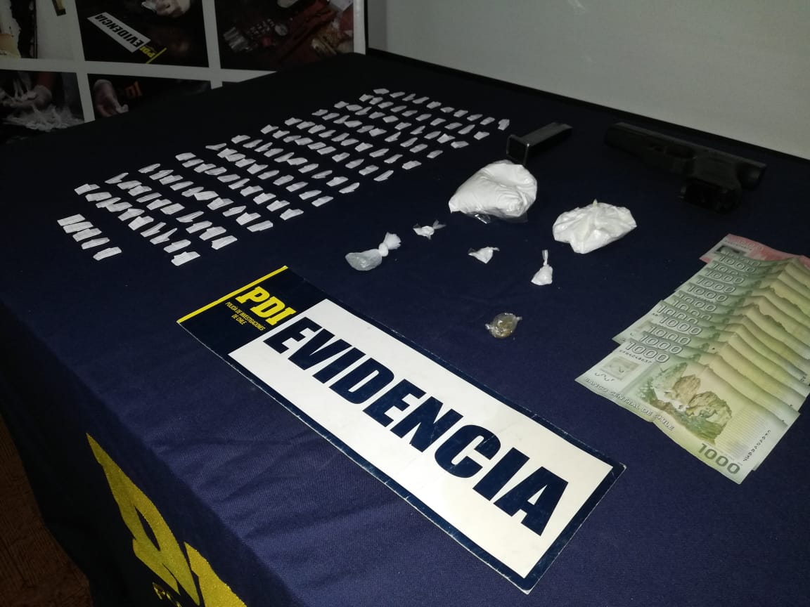 mauleconectado's tweet photo. En Parral, el grupo #MT0 de la @PDI_Maule logró desarticular un punto de venta de droga en el sector norte de Parral, en el operativo se detuvo a tres hombres y una mujer menor de edad los que mañana @FiscaliaMaule formalizara.
#MauleConectadoMasInformaciones https://t.co/ttNlRFzOAU