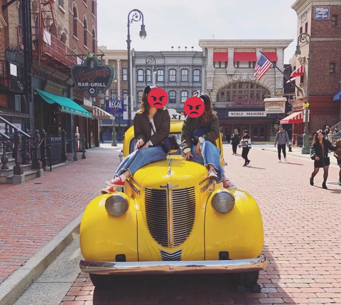 展示物に乗るなってちゃんと書いてあるのになぜルールを破るかなww