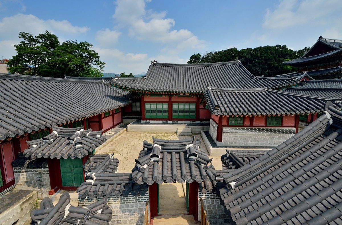 무더운 여름이 시작되더라도 궁궐은 '쉼'의 공간이 많습니다. 창덕궁은 임금의 건강을 보호하고 살피던 '약방'이 개방 되어 있으며 ...
