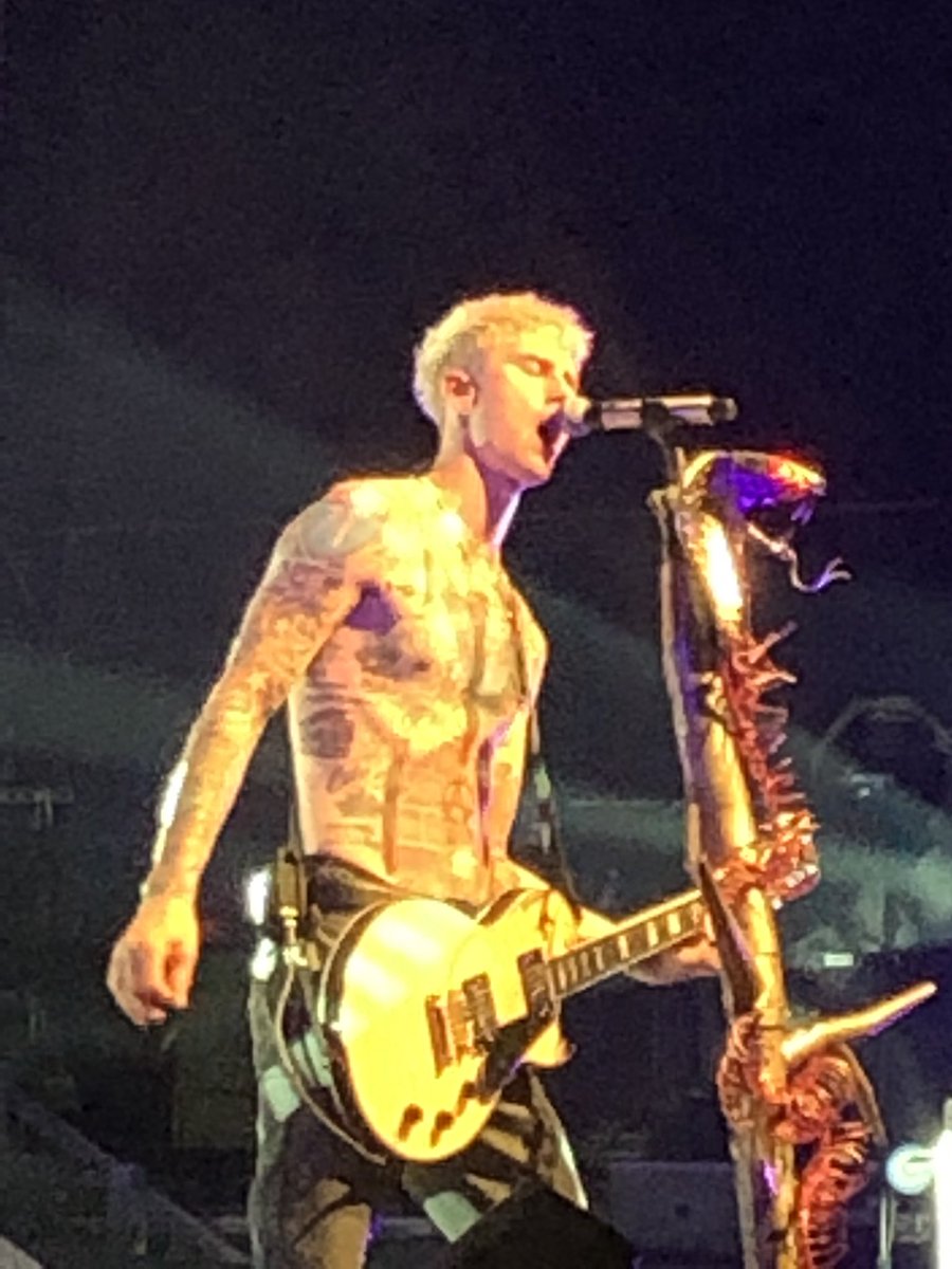 Caseypowerrrr's tweet photo. Not only did we see MGK but we met him after the show 💜@machinegunkelly #HotelDiabloTour https://t.co/BInGebuMU4