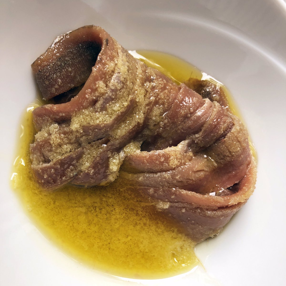 MoveEat's tweet photo. Anchois de chez Yurrita. Une maturation prolongée à température naturelle mais contrôlée, un lavage adéquat de l’anchois salé qui permet de réguler le taux de sel et un filetage "consciencieux" pour couper et éliminer toutes les arêtes. Extra #anchois #poisson #conserves #yurrita https://t.co/Nv1kf5t4xf