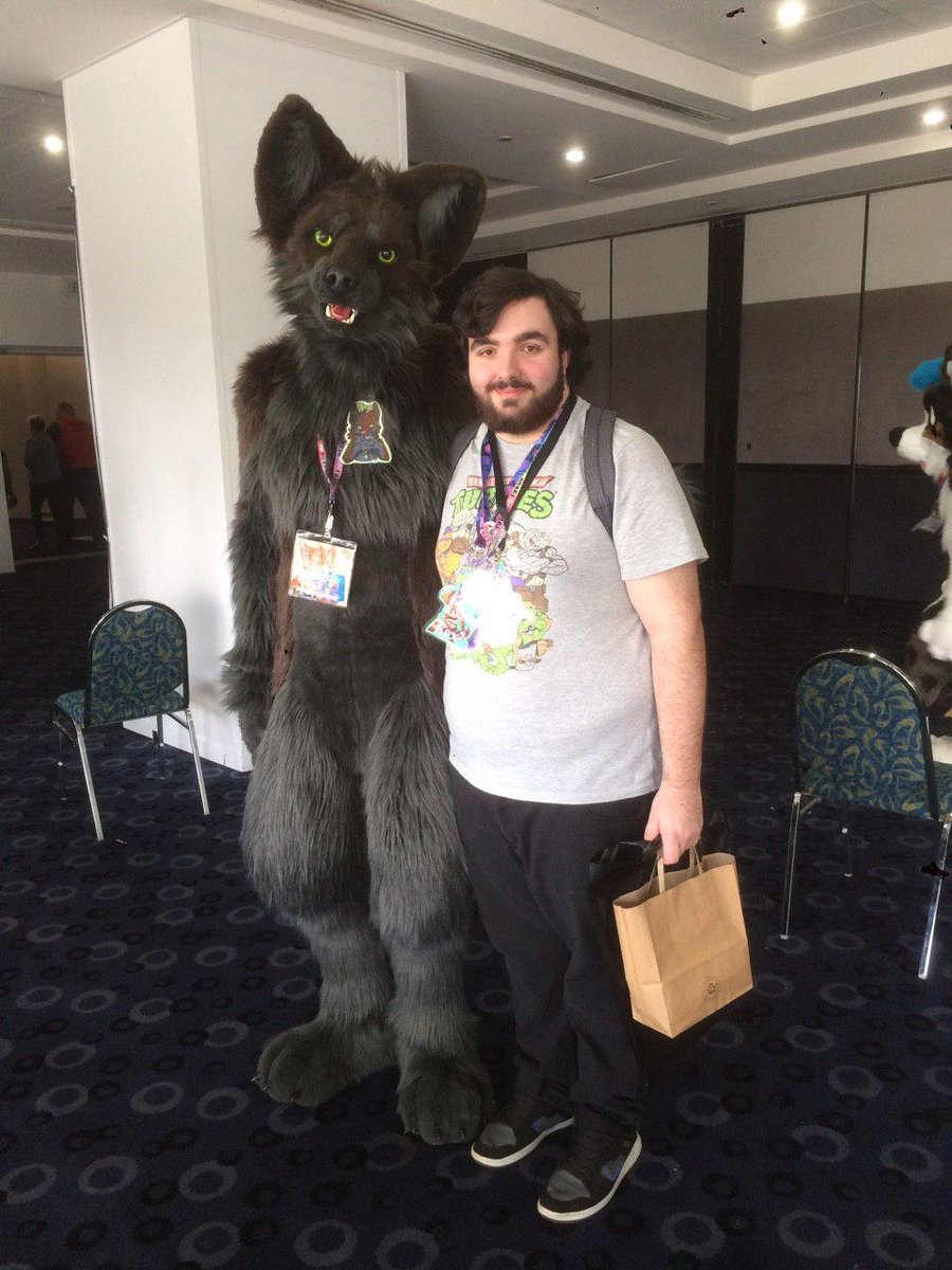 RoxTheHeelerAD's tweet photo. Big thanks to @DarekWingo for a really nice picture, this boy so tall like what the heck? 
Ignore the non-descript bags uwu https://t.co/j8nH9ybYXe