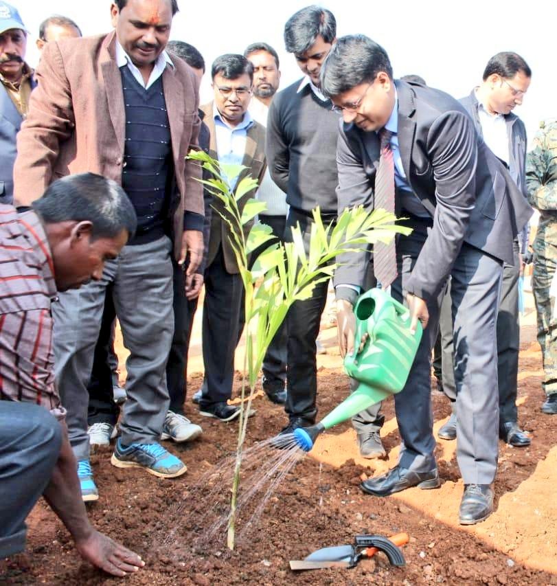 DCDeoghar's tweet photo. विश्व पर्यावरण दिवस के अवसर पर आप सभी से आग्रह है कि हम सब मिलकर पर्यावरण के संरक्षण, संवर्धन और विकास का संकल्प ले। इसे सही मायनों में तभी बल मिलेगा जब हम सभी मिलकर पर्यावरण के संरक्षण के लिए सामुहिक प्रयास करेंगे और अधिक से अधिक पौधे लगायेंगे।
#CleanDeogharGreenDeoghar https://t.co/DUdtjQniCW