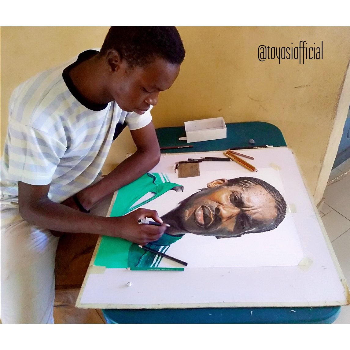 Toyosiofficial's tweet photo. Hello 🙂
_
I finally completed my colour pencil drawing of the Nigerian football legend @IAmOkocha 
It's amazing! 😀
_
See more progress shots on my Instagram page @Toyosiofficial
_
Fabercastell colour pencils on Alabaster paper.
16" by 21". 😮
_
Kindly retweet 🙏
Till he sees it https://t.co/Zb6kzXBOd1