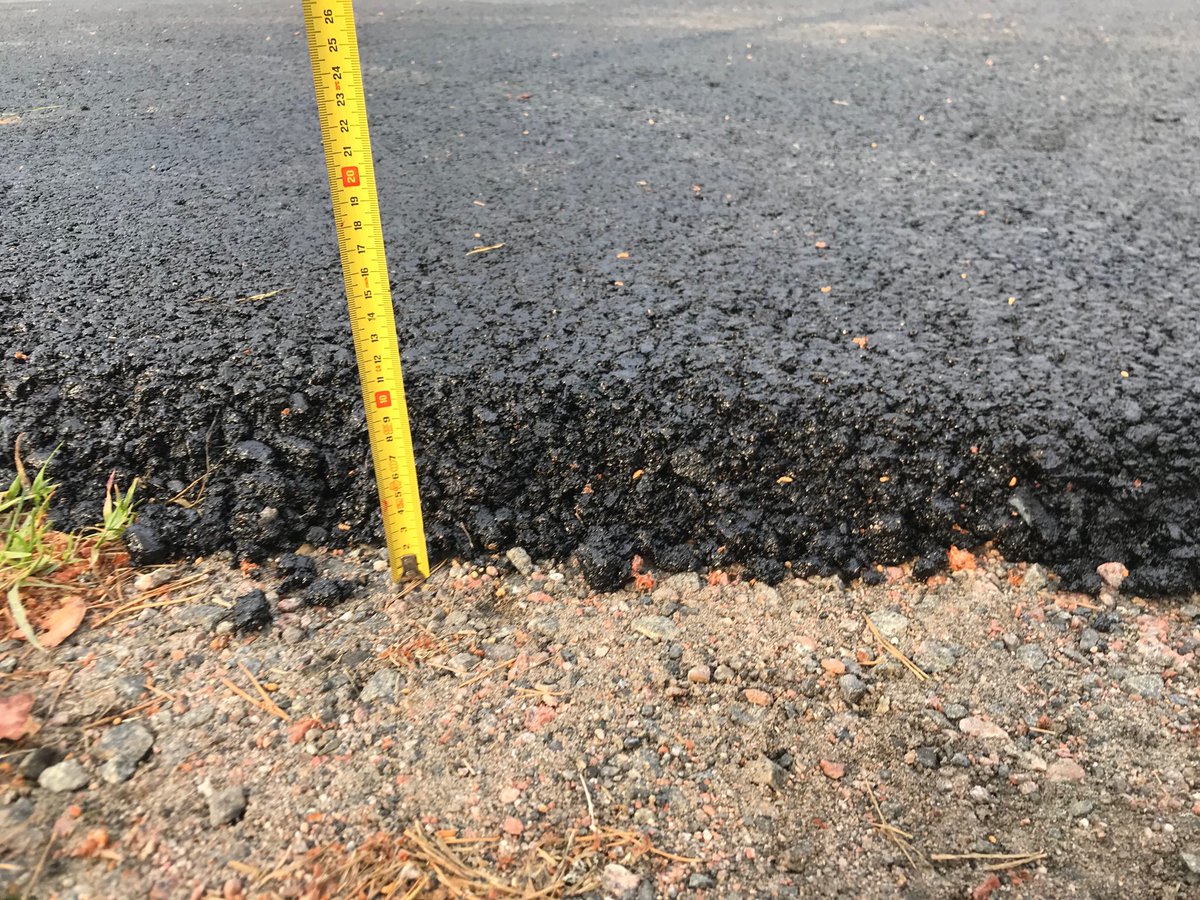 YIT päällystää Kolkanmäessä. Liittymiin jätetään tyylikkäästi 10cm korko. Tasoitetaan kuulemma soralla joskus. #hämeenlinna #ostetaantoistenrahoilla #laatu #kilpailutetaanverille