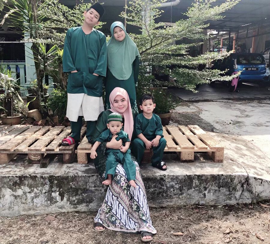 NuruLerynda's tweet photo. Dengan ingatan tulus ikhlas ..selamat hari raya ! β€οΈ #teamibutunggal #teamrayajb #ibutunggalterbahagia https://t.co/TvuyRazF5R