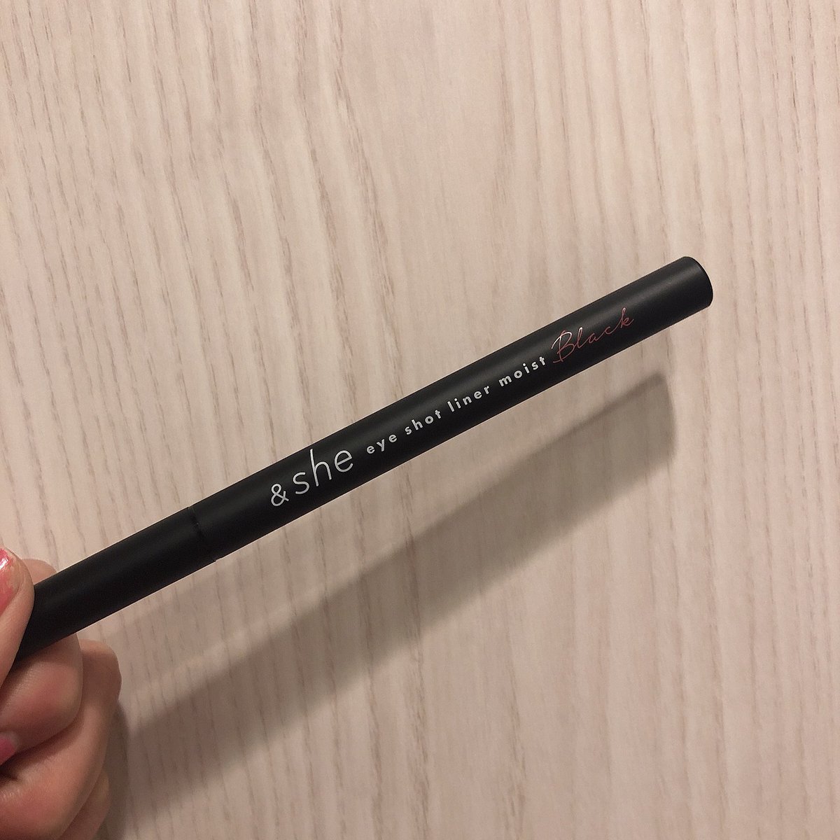 愛用しているアイライナー❤︎
えながイメージモデルさせて頂いてる&amp;sheだよ☺︎
ほんとに描きやすいんだな♡
ちなみにブラックを使ってるよ！
美容成分入りでメイクしながらケアできるっていうのがいいよね😌
目元ケアって忘れがちやからこういうの嬉しい❤︎
#アンドシー 

bit.ly/2DUgyUM