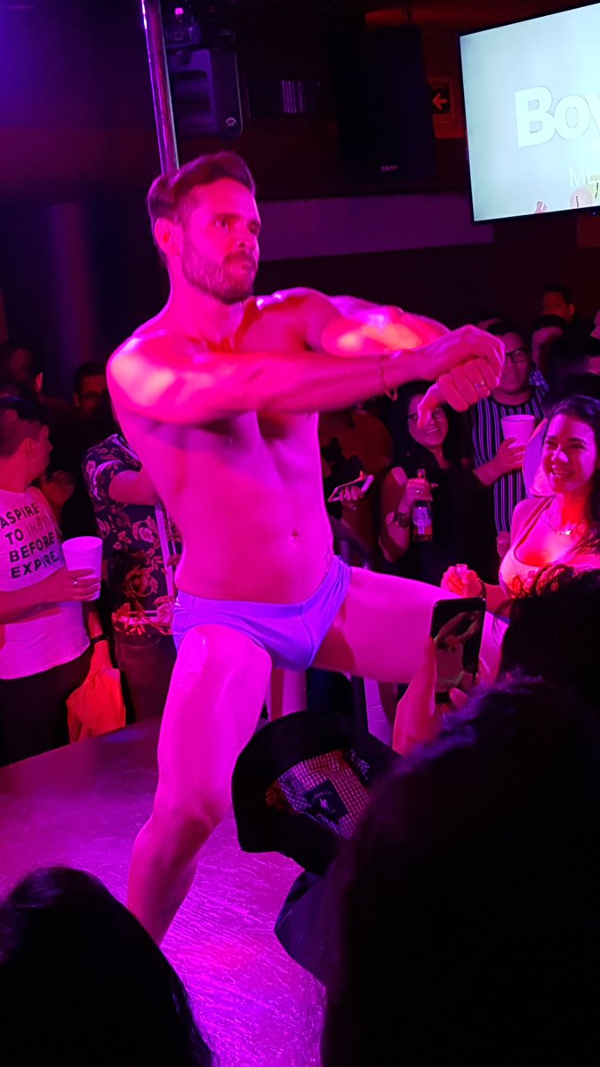 muchajoteria's tweet photo. Qué bello!!! Muy concentrado el muchacho... no pela mucho a su público, pero lo mueve rico. #boybarDF #antros #nochesdeantro https://t.co/hCJ2HJJSbr