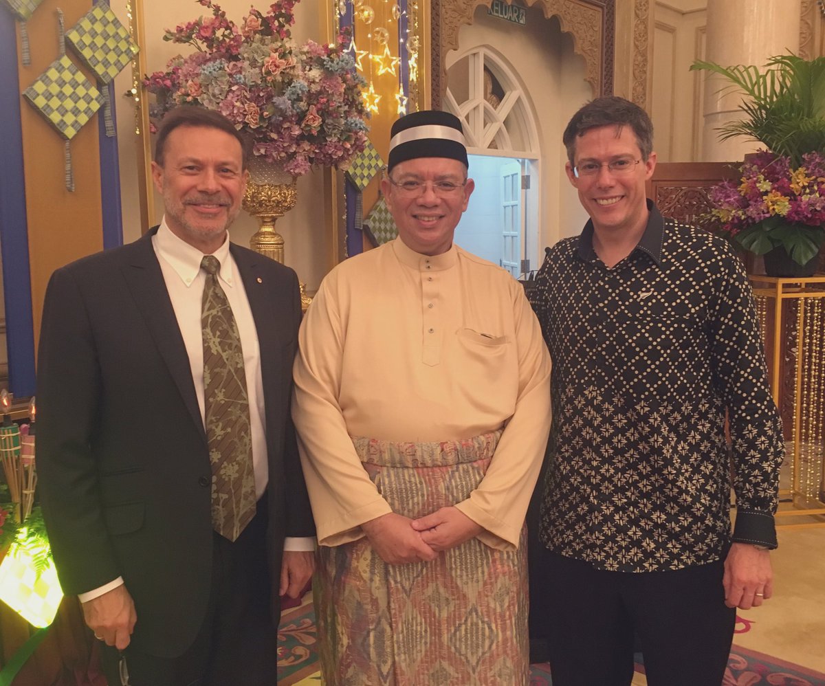 AusHCMalaysia's tweet photo. Enjoying PM Mahathir’s hospitality at his official residence.  Outside, under giant marquees, 50,000 Malaysians are celebrating Hari Raya with their families.  Nice!
@chedetofficial https://t.co/VJaJ2895KK