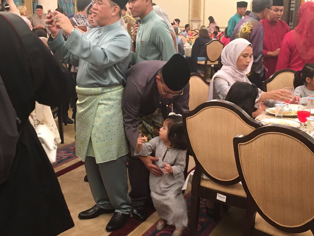 AusHCMalaysia's tweet photo. Enjoying PM Mahathir’s hospitality at his official residence.  Outside, under giant marquees, 50,000 Malaysians are celebrating Hari Raya with their families.  Nice!
@chedetofficial https://t.co/VJaJ2895KK