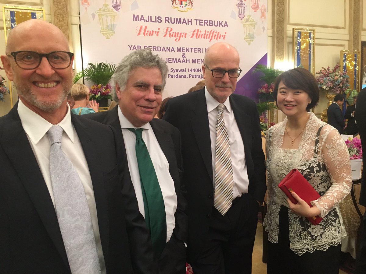 AusHCMalaysia's tweet photo. Enjoying PM Mahathir’s hospitality at his official residence.  Outside, under giant marquees, 50,000 Malaysians are celebrating Hari Raya with their families.  Nice!
@chedetofficial https://t.co/VJaJ2895KK