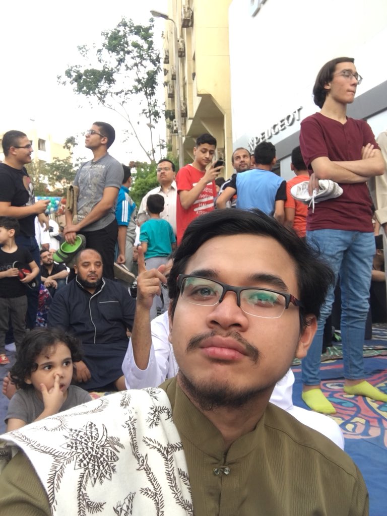 den_daniell's tweet photo. Adik belakang tak ingt dunia noh😂
Selamat Hari Raya gais
#TeamRayaCairo https://t.co/jsuDwASO7t