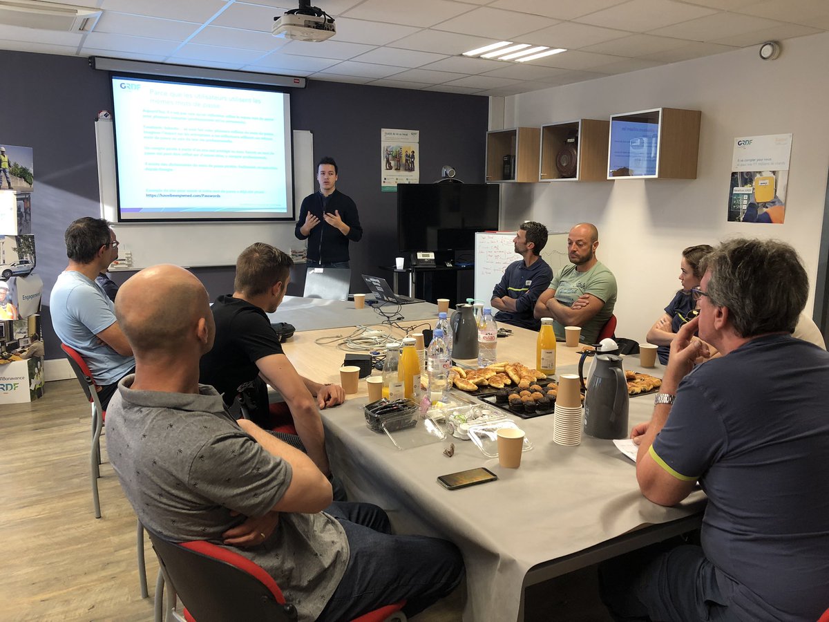 #cafésdigitaux 👨🏻‍💻 avec #AIMarseille dès 7h45 : sensibilisation sur les Mails piégés et la fiabilité d’un mot de passe ! 💻⚠️ avec <a href="/YannCADORET/">CADORET Yann</a> et <a href="/valentinsarre63/">Valentin Sarre</a> en animateurs. 
<a href="/CAucomte/">Christian AUCOMTE</a>