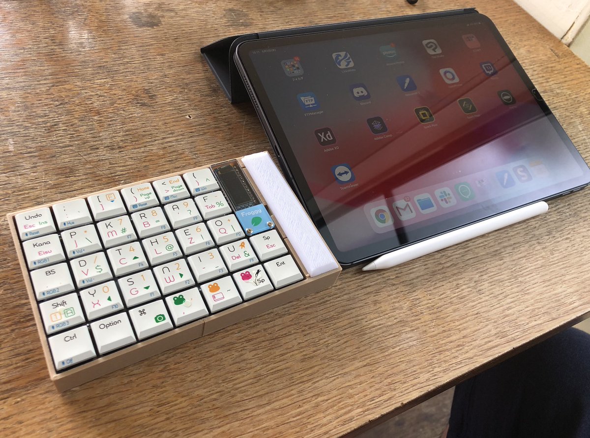littlebit_inc's tweet photo. お願いしていた左手フルキーボード試運転。bluetooth +充電+Qiをつけたいとお願いしました。ipad仕事スタイルが完璧になりました。
#Helix #自作キーボード #BLEMicroPro https://t.co/cXlomPjqI7