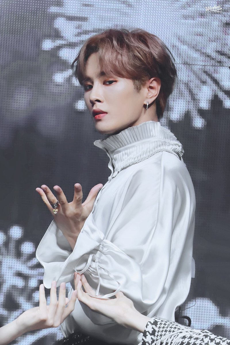 WenhanBar's tweet photo. 190602|澳门演唱会
你是凌晨三点露水上的丹桂花瓣，带起酣梦呢喃中的香糕；
你是风吹过海浪扬起的热闹欢愉，途经山脉驻足星月年少。
#李汶翰 #WENHAN #문한 #유나인  #UNINE #乐华十周年家族演唱会 https://t.co/fJw0OzqtZC