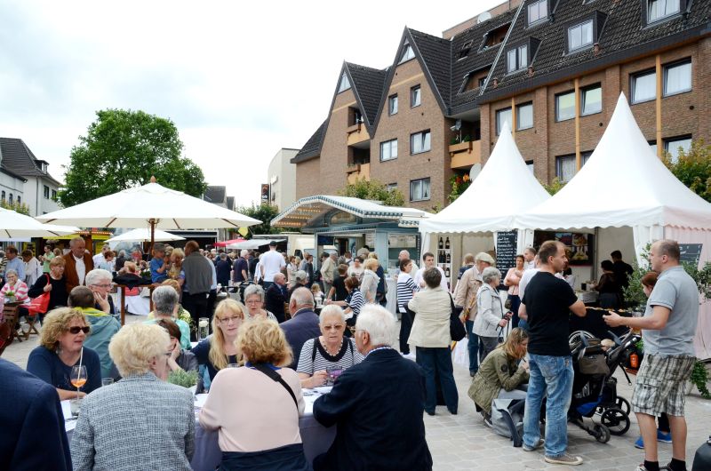 Stadt_Troisdorf's tweet photo. #Troisdorf #Abendmarkt #Schlemmen #Genießen #Treffen #Feierabend #Freundetreffen auf dem #Fischerplatz am #Freitag 7. Juni 2019 16 bis 22 Uhr https://t.co/rHqO78bnQj