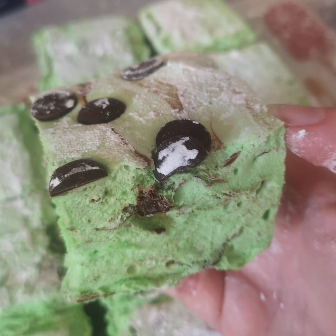 iamthecakesmith's tweet photo. Meet the new kids on the block..... They've got the right stuff π (if you know, you know!)
π« Mint choc chip marshies
π Lemon meringue marshies
They are totally delish π
#thecakesmith #marshies #mallows #marshmallows #newkidsontheblock #iowcakemaker #homemade #foodscience https://t.co/Fp9ROMRhdN
