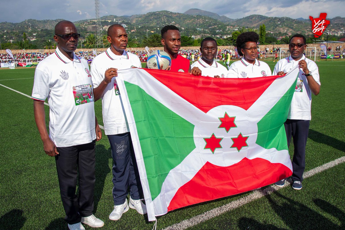 YBurundi's tweet photo. Après que 3 representants des confessions religueuses aient prié  pour les #intamba, le drapeau national a été remis au capitaine @SBerahino et au chef de délégation, hon. @kadenys2. 
#IntambaDay #Burundi https://t.co/Q8ylJwMusO